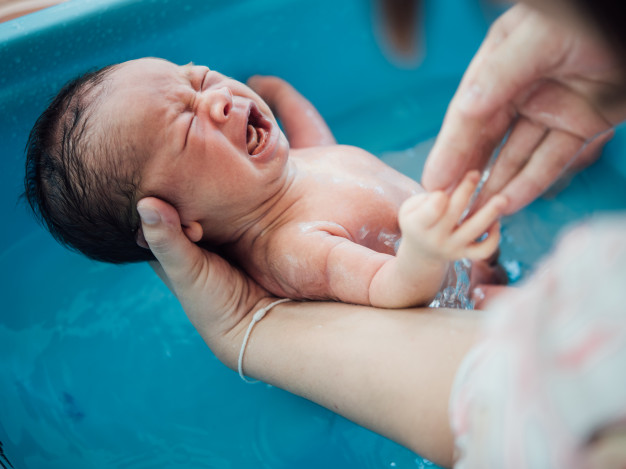 Cha mẹ cần học cách tắm an toàn cho trẻ sơ sinh